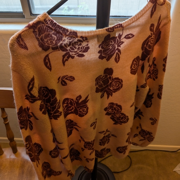 Elle sweater, pink with maroon flowers. Misses Large. - Picture 2 of 4